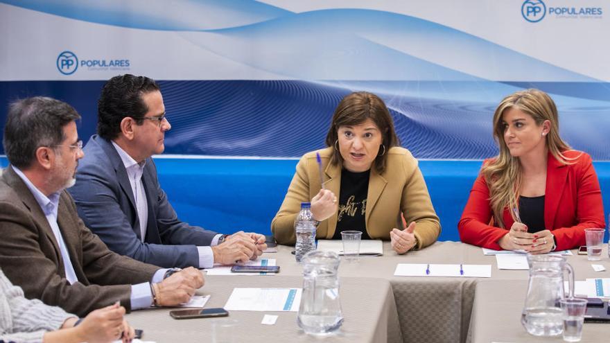 Isabel Bonig, junto a Eva Ortiz, Jorge Bellver y Alfredo Castelló, ayer, en la reunión del PPCV.