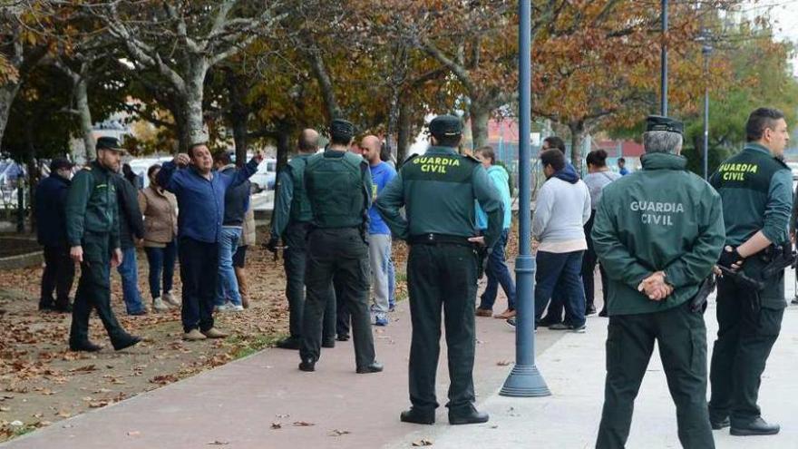 La Guardia Civil en el mercadillo el día en que hubo la reyerta entre clanes gitanos. // Gonzalo Núñez