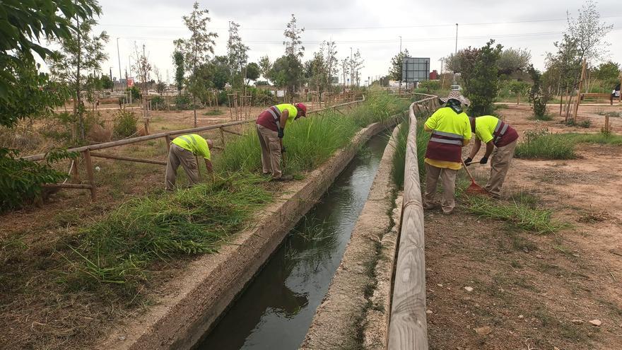 Cuatro nuevos operarios mantendrán limpias las acequias de Alaquàs