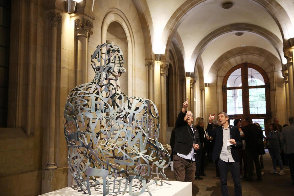 El edificio histórico de la UB estrena escultura de Jaume Plensa