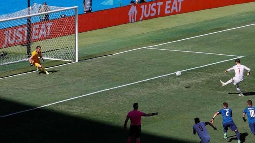Morata falla el quinto penalti consecutivo de España