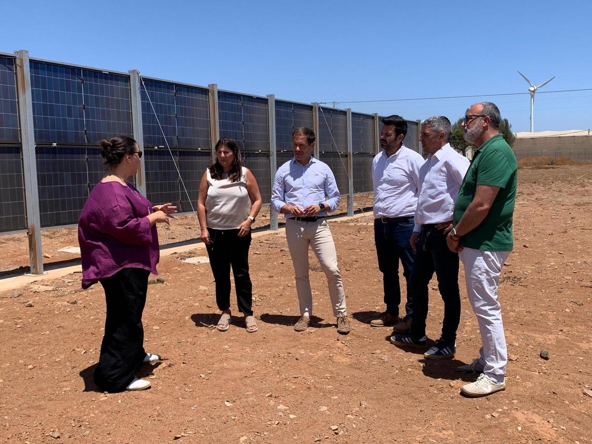 La presidenta del Instituto Canario de Investigaciones Agrarias, Janira Gutiérrez, explica el funcionamiento del proyecto.