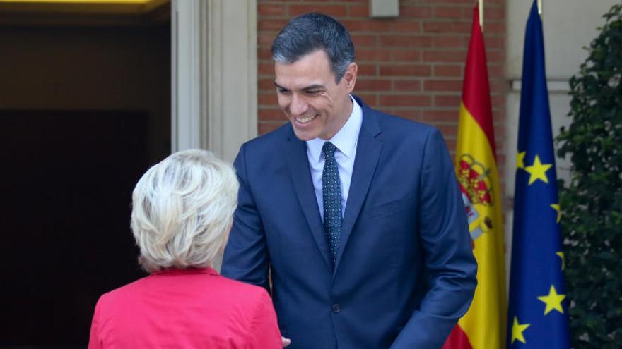 Pedro Sánchez saluda a Ursula von der Leyen.