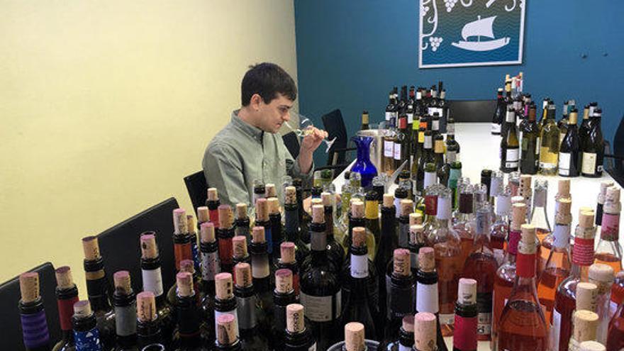 Un expertde la Guia Peñiñ prova els vins de la DO Empordà.