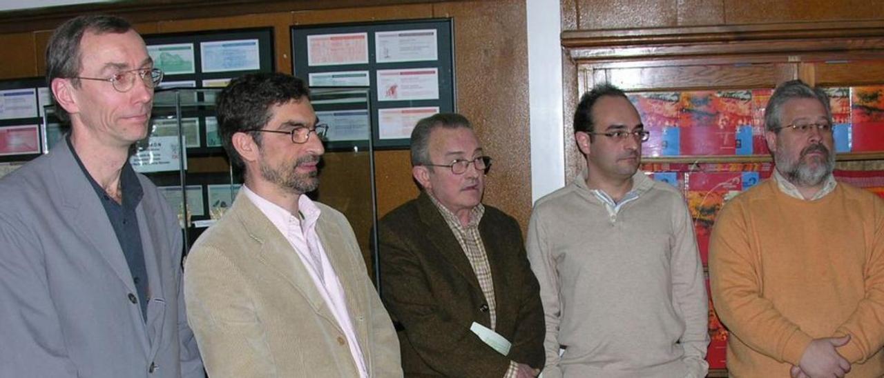 De izquierda a derecha, Svante Pääbo, Antonio Rosas, Javier Fortea, Carles Lalueza-Fox, Marco de la Rasilla, en 2007, el día que se presentó la incorporación del equipo de El Sidrón al Proyecto Genoma Neandertal.