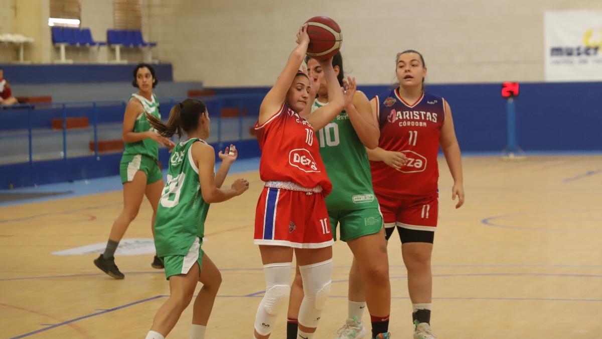 Fátima García (Maristas) controla el balón ante el Náutico.