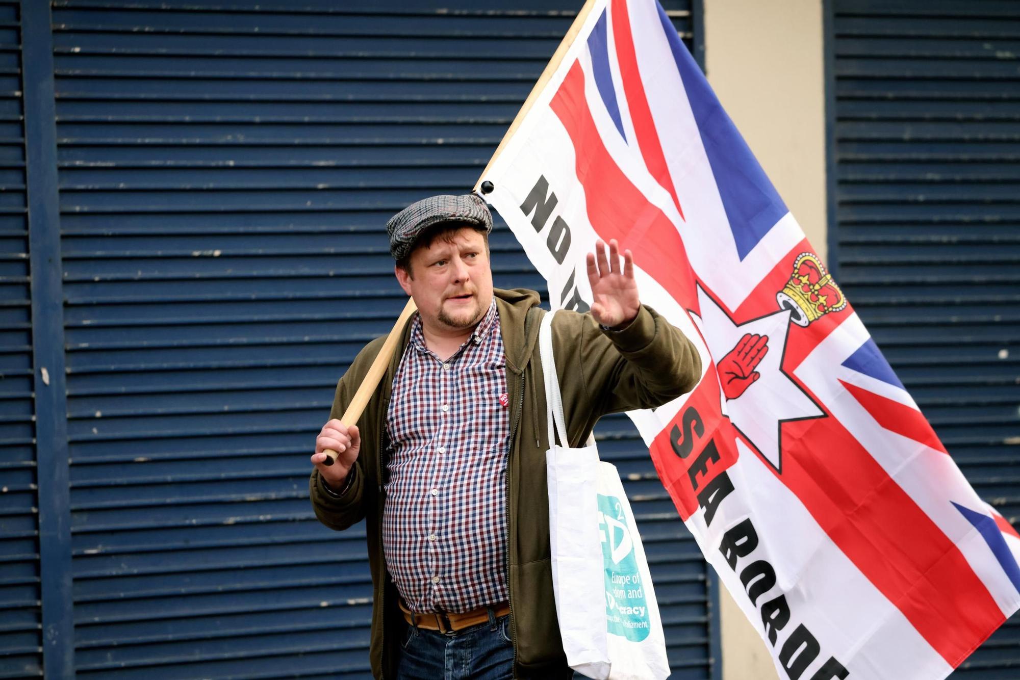 Un opositor al protocolo de Irlanda del Norte, en una manifestación.