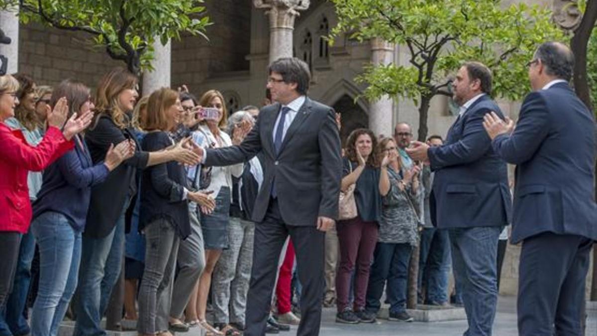 APOYOS Puigdemont, Junqueras y Turull reciben los saludos de funcionarios, ayer en el Palau de la Generalitat.