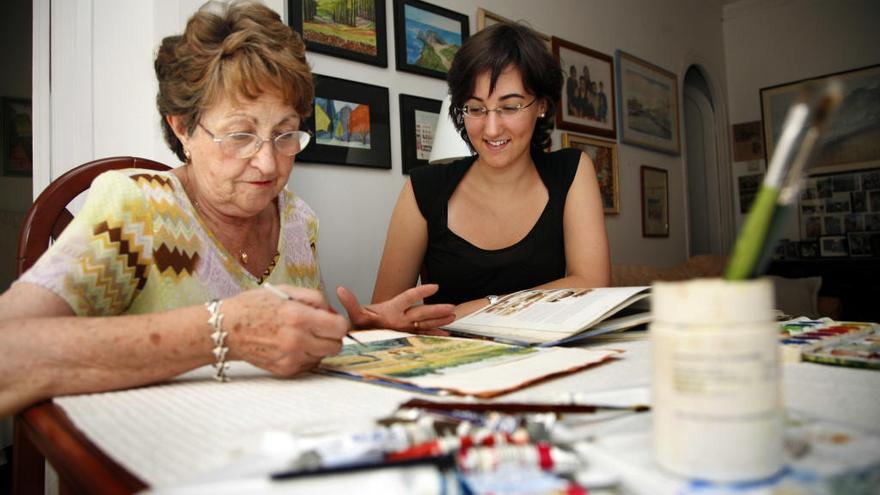 Una anciana y una joven que participan en el programa .