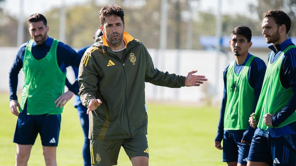 Íñigo Velez en su etapa como entrenador del Recreativo de Huelva.