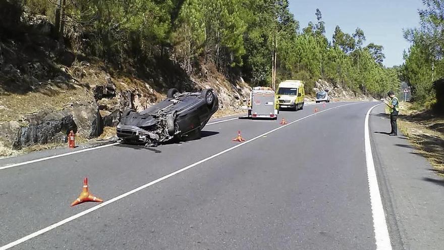 Estado del vehículo que se salió ayer de la vía en la N-540, a su paso por el concello de Lobios. // FdV