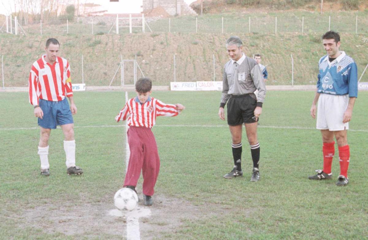 El petit David Neras, amb la samarreta signada, en el moment de fer el servei d'honor abans del partit entre el Girona i el Roda de Berà