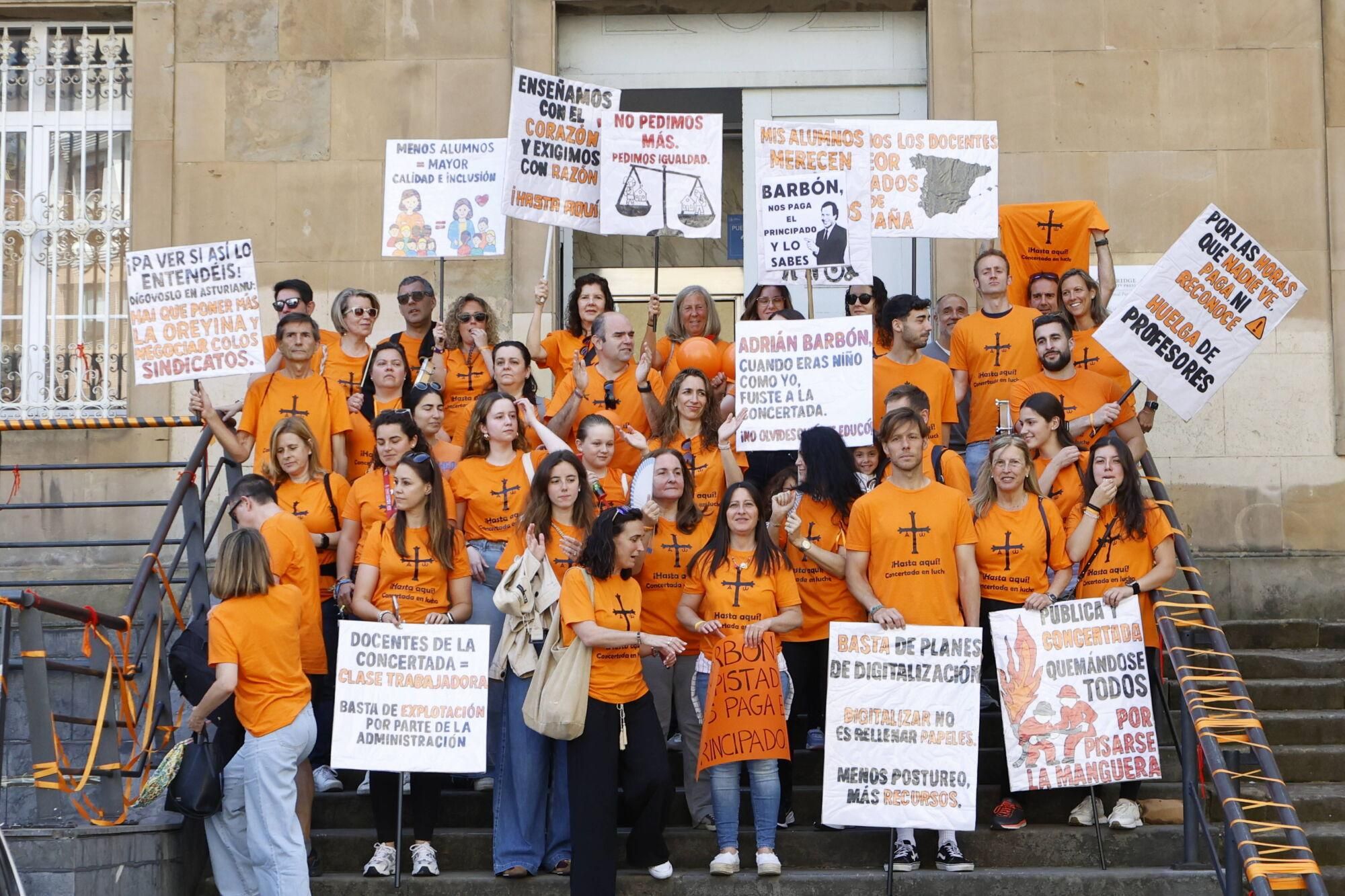 Así fue la multitudinaria marcha naranja de la concertada en Asturias