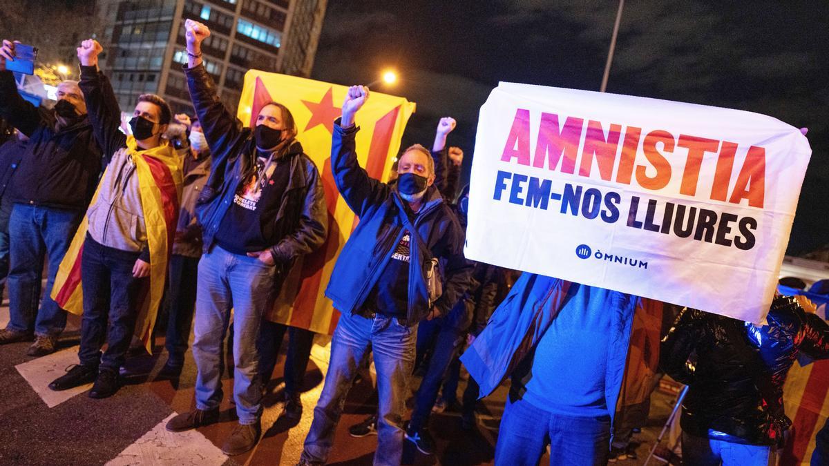 BARCELONA, 04/01/2022.- Varias personas participan este martes en una concentración contra los cortes de la Avenida Meridiana por parte de grupos independentistas, en Barcelona. Vox y Ciudadanos (Cs) han responsabilizado al Govern de los cortes en la Meridiana, arteria en la que han coincido este martes dos protestas de &quot;Meridiana resiste&quot;, con simpatizantes independentistas que llevan cerca de dos años cortando la vía, y el colectivo vecinal &quot;Merdiana sin cortes&quot;. EFE/Enric Fontcuberta