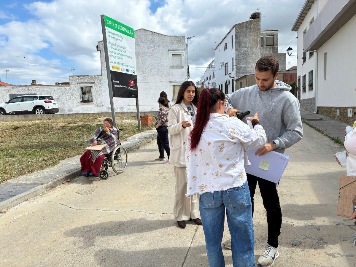 Los beneficiarios en la entrega de llaves este viernes.