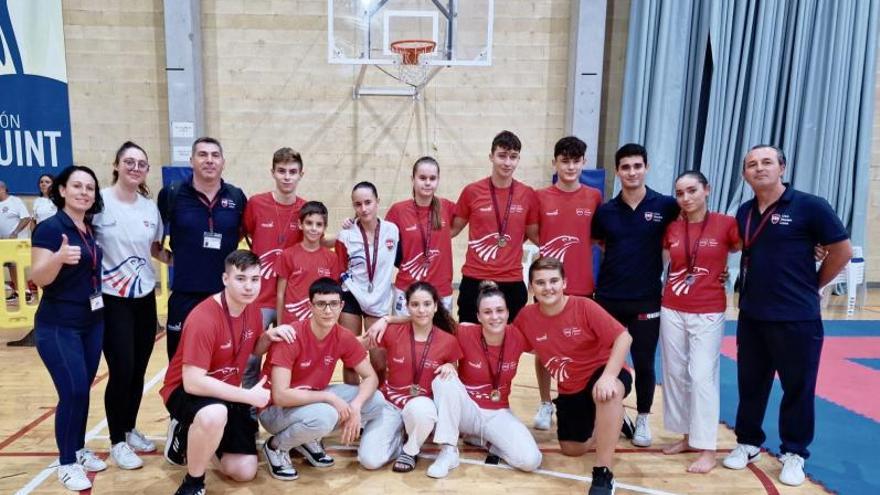 Cuatro triunfos en el autonómico para las karatekas de Alzira