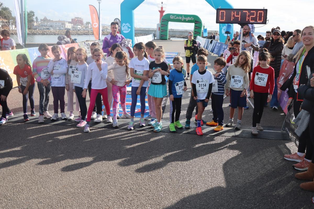 Varios niños y niñas esperan el momento de la salida