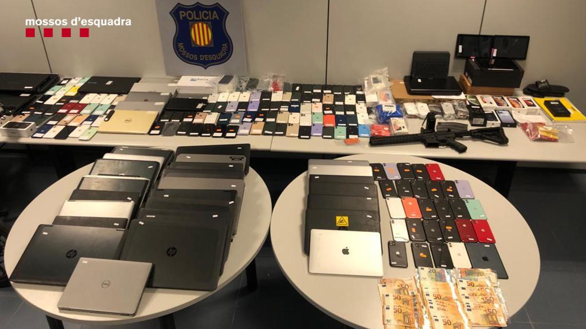 Material incautado por los Mossos d'Esquadra de una estafa producida a partir de SMS maliciosos