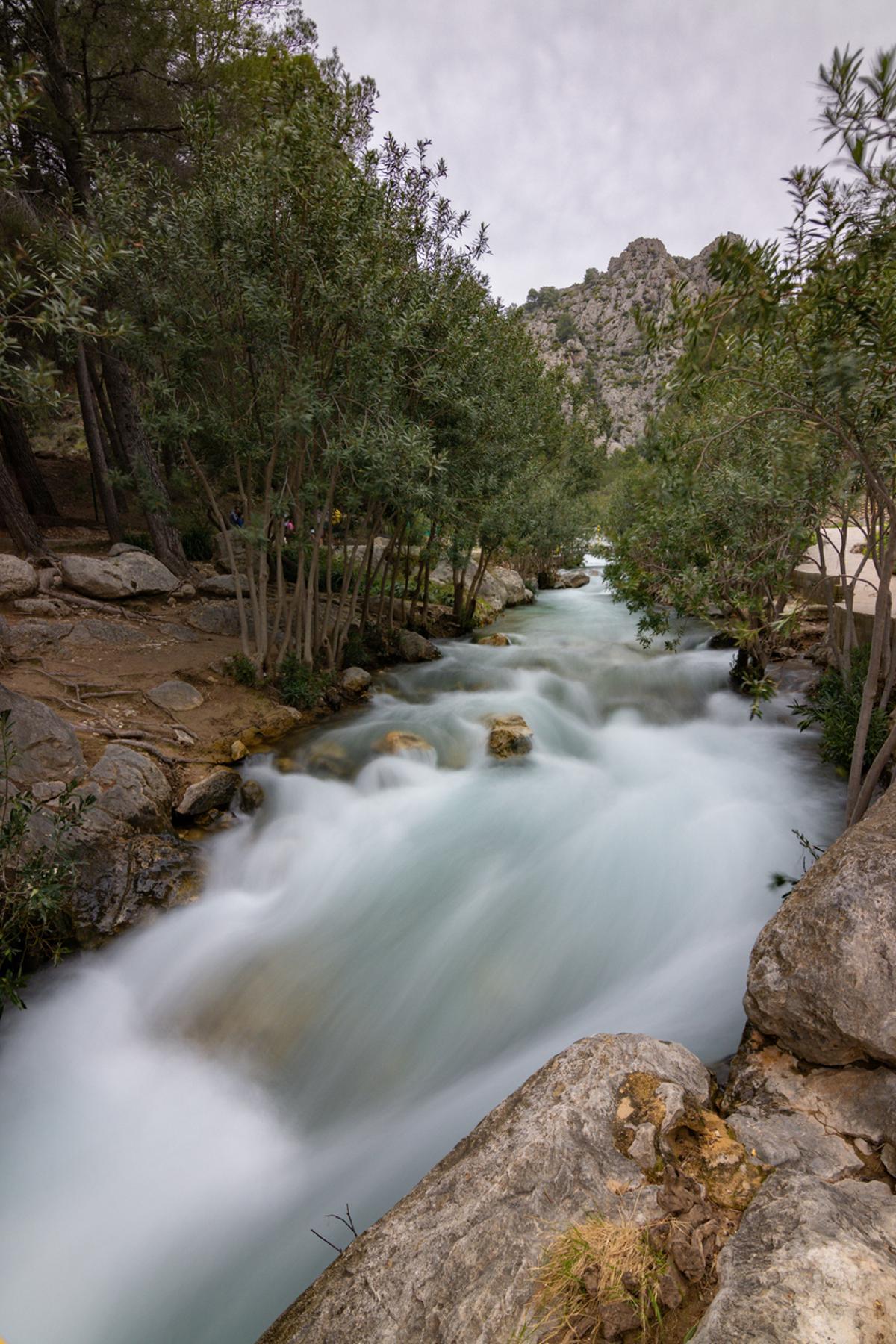 Hermosa vista del río y cascadas en las fuentes de "Algar" en Alicante (España)
