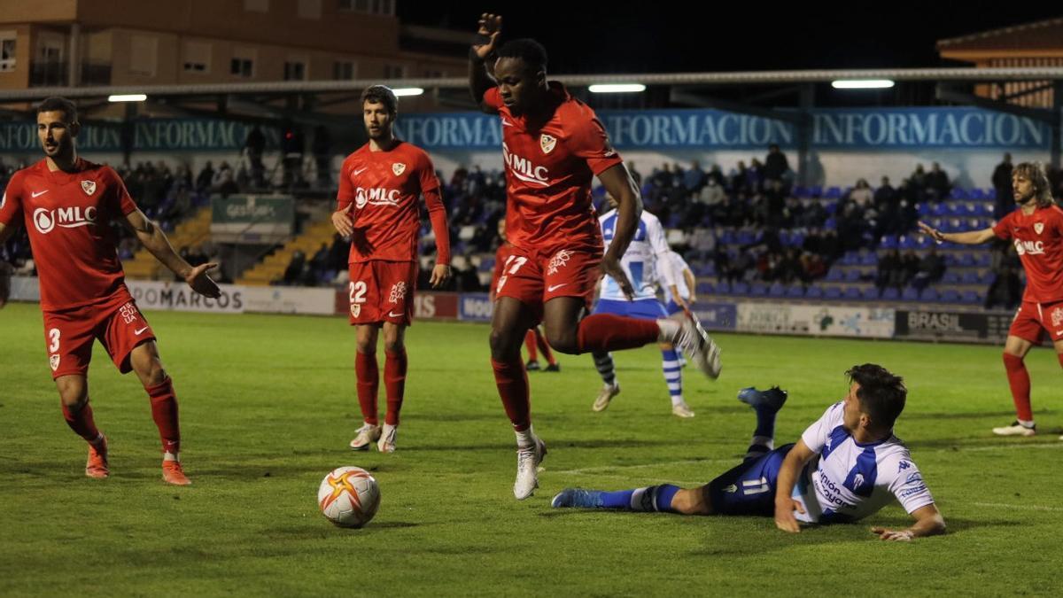 Luis Castillo cae dentro del área y mira al colegiado para reclamar el posible penalti.