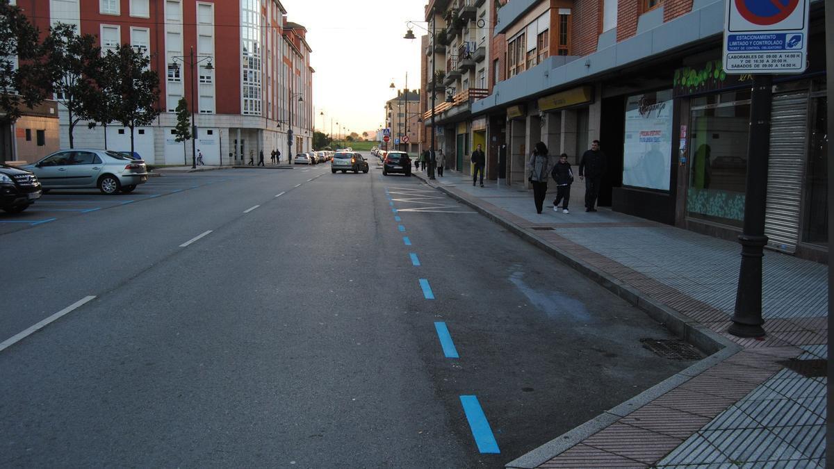 La calle Antonio Machado de Lugones.