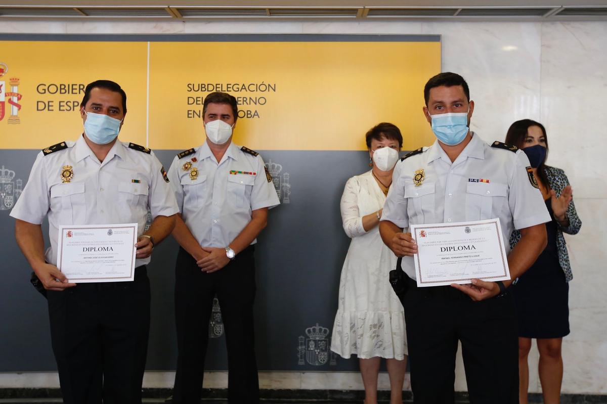 Entrega de diplomas en reconocimiento a la labor de las Fuerzas y ...