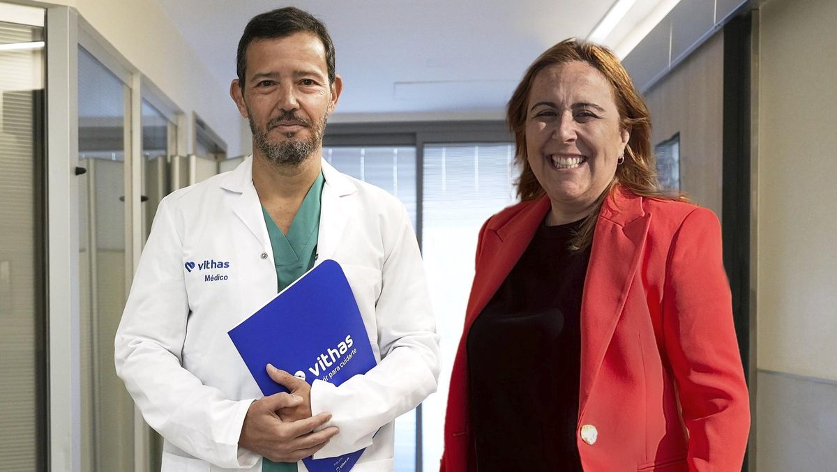 El doctor Barber con la paciente Laura Reyes.