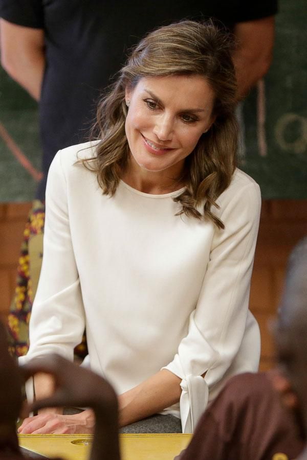 Detalle de la blusa blanca de Hugo Boss que Letizia Ortiz ha llevado a África