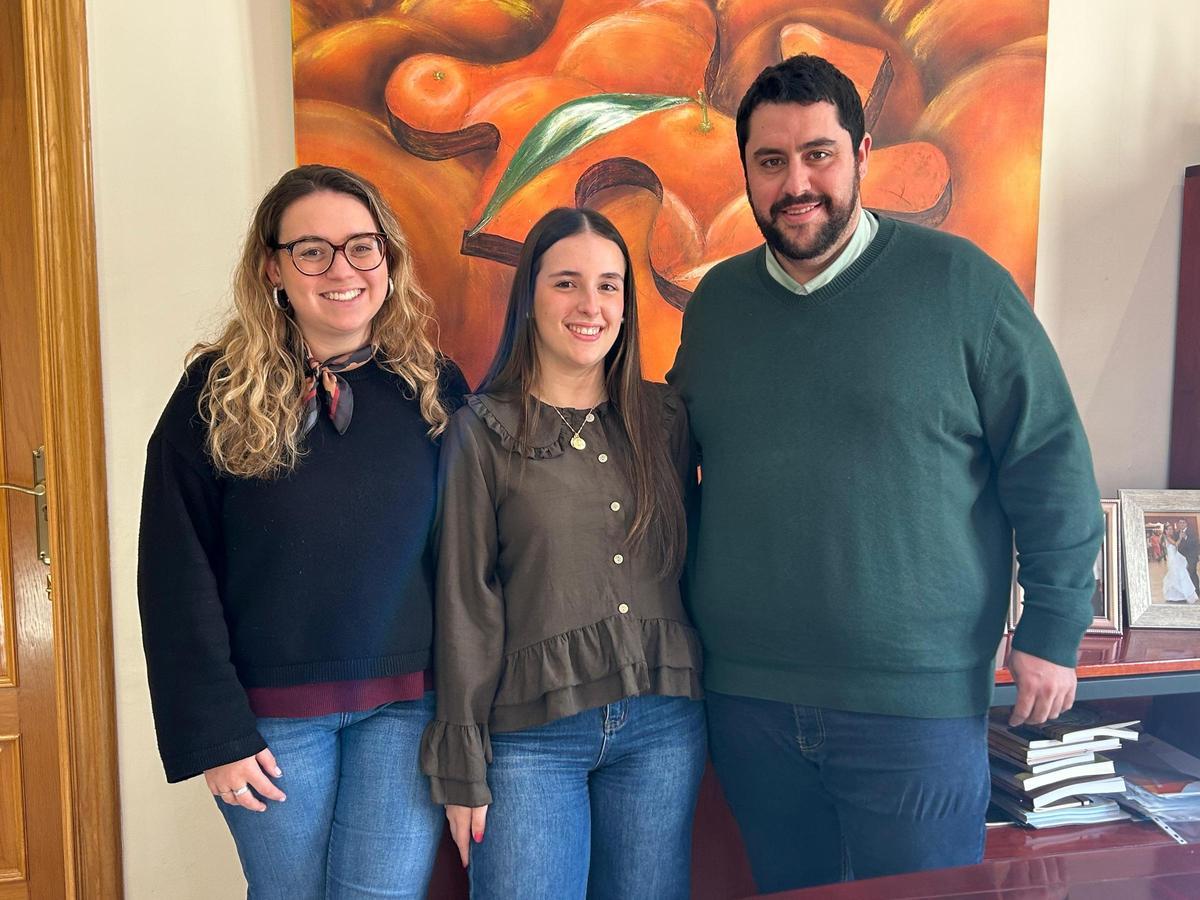 La nueva reina de la Vila, Candela Lucas, junto al alcalde y la concejala de Fiestas.
