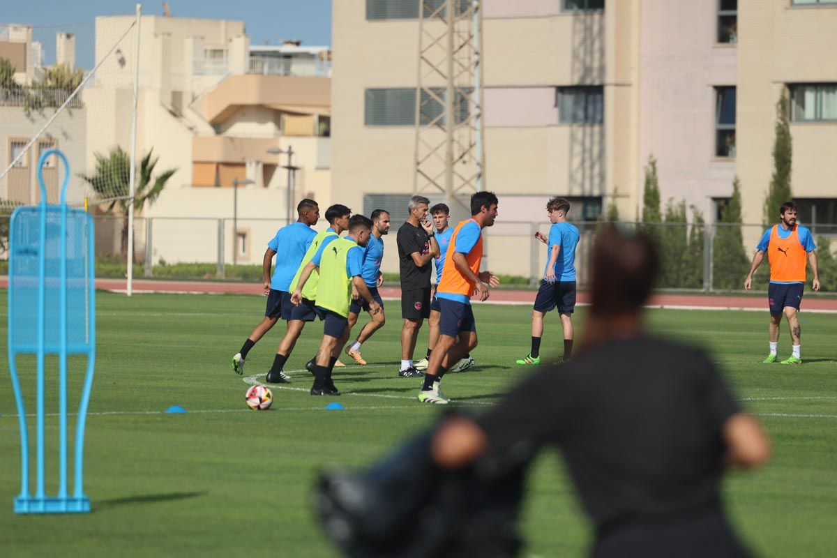 El primer entrenamiento de pretemporada de la UD Ibiza, en imágenes
