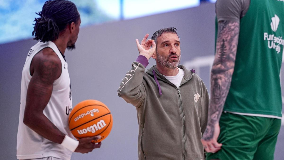 Ibon Navarro habla con sus jugadores durante un entrenamiento.