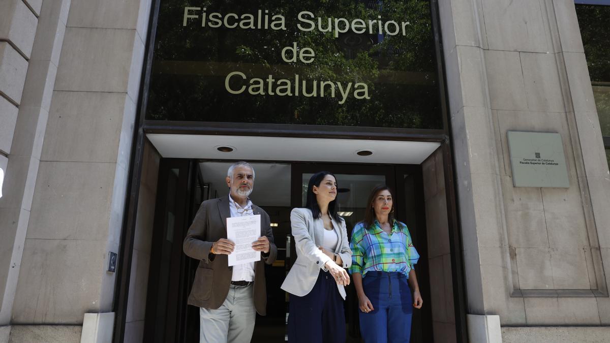 El dirigente de Cs en Catalunya, Carlos Carrizosa; la líder nacional del partido, Inés Arrimadas; y la edil en Barcelona, Mari Luz Guilarte, tras presentar una denuncia contra el 'conseller' Josep Gonzàlez Cambray en la fiscalía.