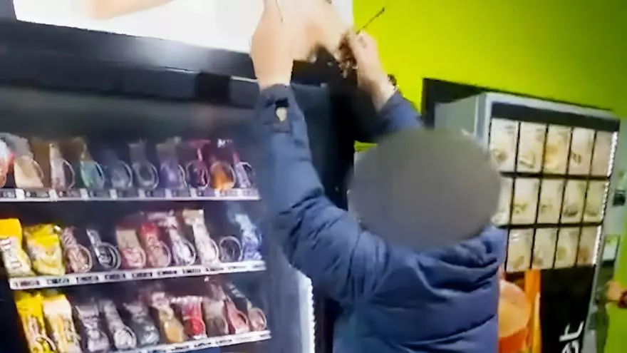 Un hombre intenta forzar una máquina expendedora en Santiago