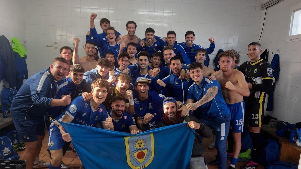 Los jugadores del Andratx celebran su triunfo en el vestuario de Son Malferit