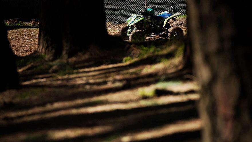 Las Lagunetas, paraje al que corresponden estas imágenes, es una de las zonas protegidas más afectadas por las prácticas de motos, bicis y todoterrenos.