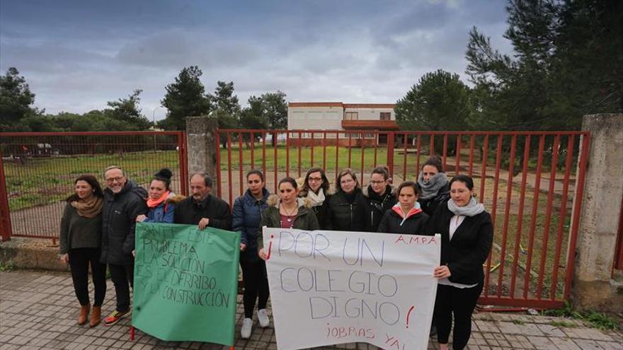 Padres del Cerro de Reyes urgen a la Junta las nuevas aulas de Infantil