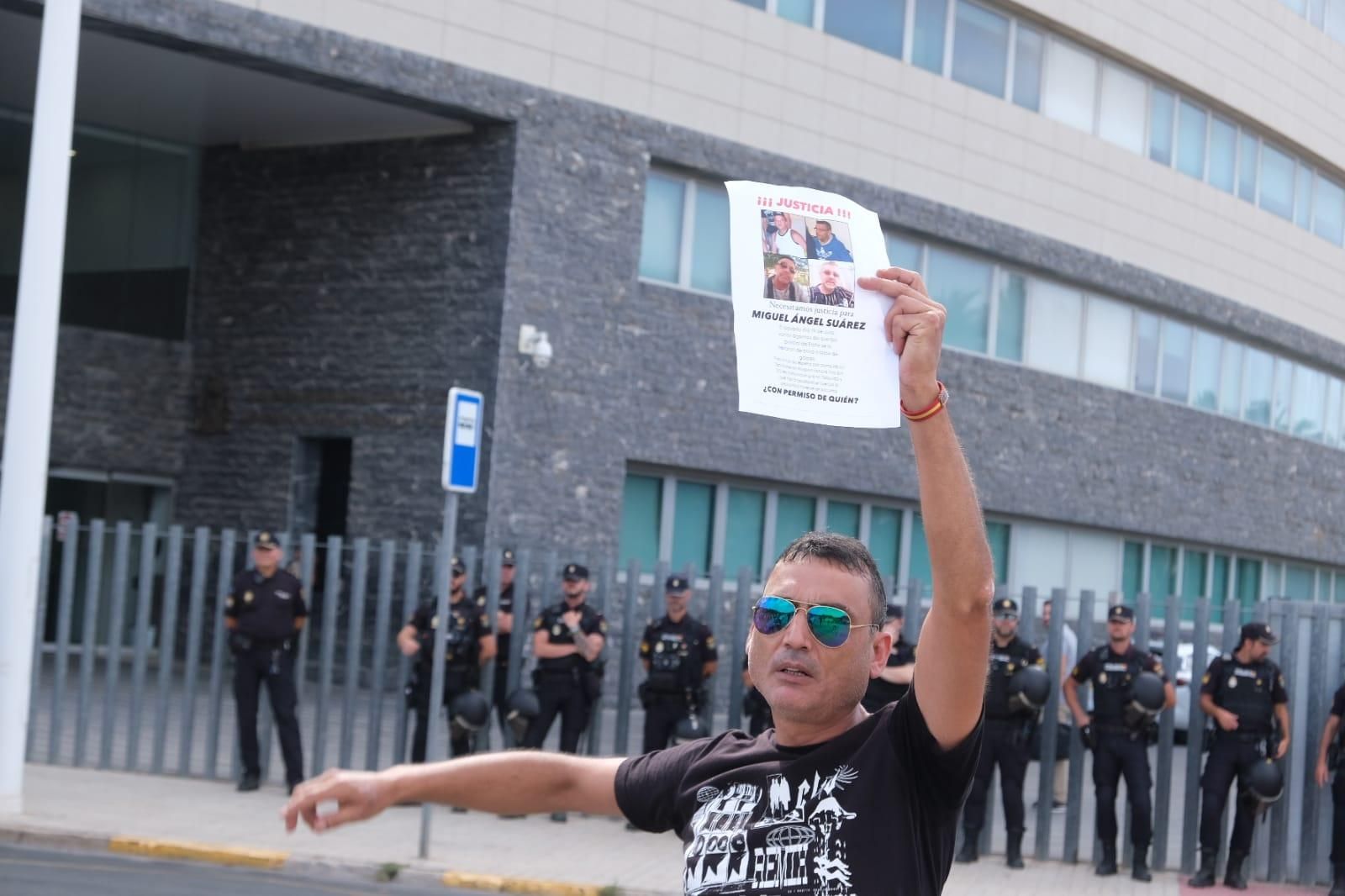 Protesta en los juzgados de Elche por la muerte de un detenido en Comisaría