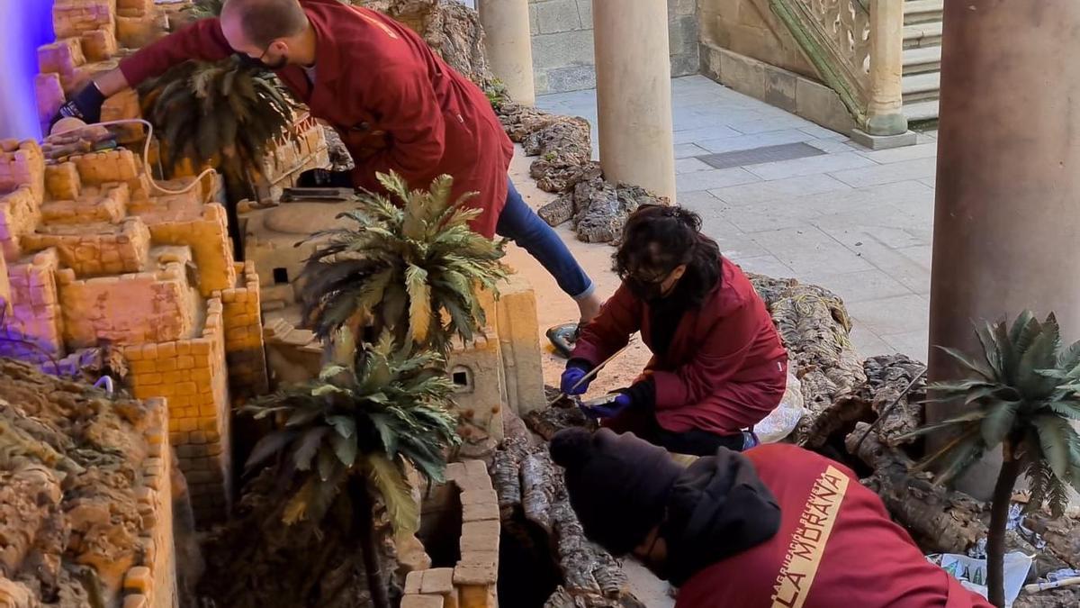 Miembros de La Morana ultiman el montaje del belén en el Palacio de la Salina de Salamanca.