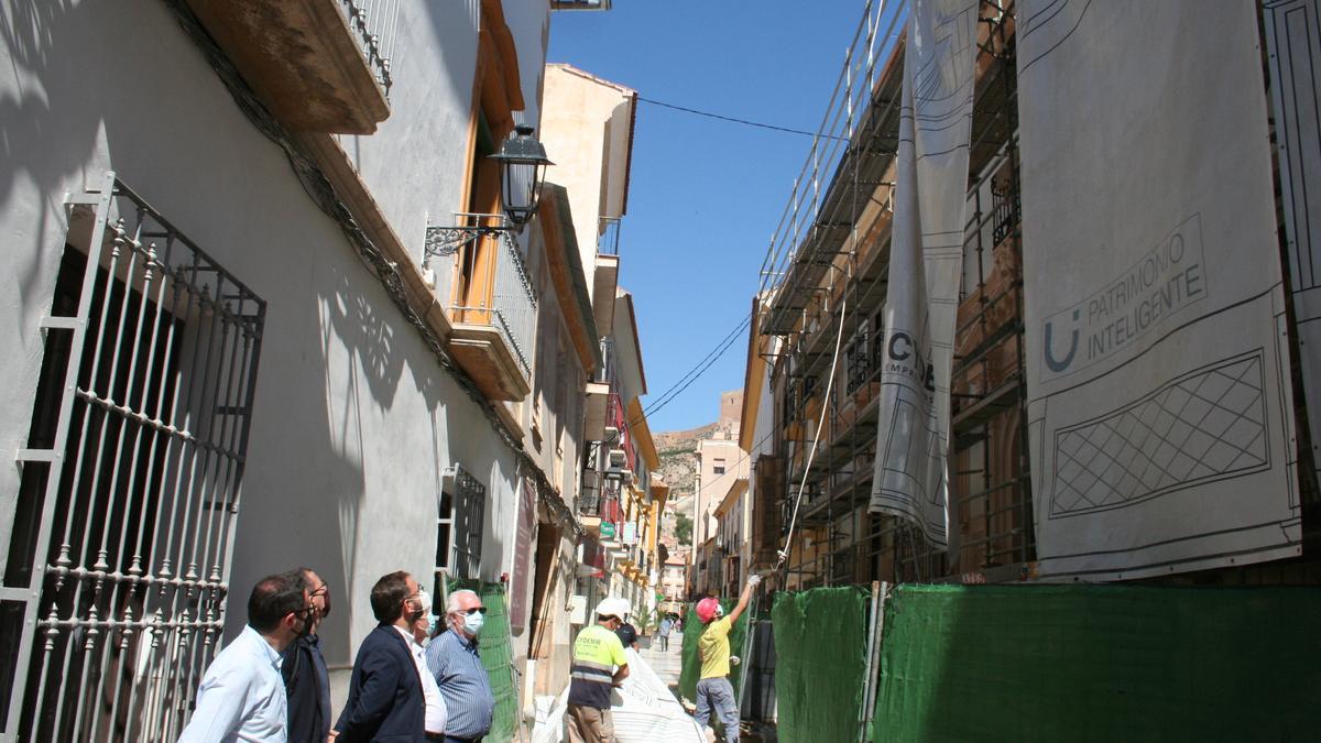 Isidro Abellán, José Luis Ruiz, Diego José Mateos, Rafael Ruiz y Simón Ángel Ros, presencian la retirada de las lonas del Casino.