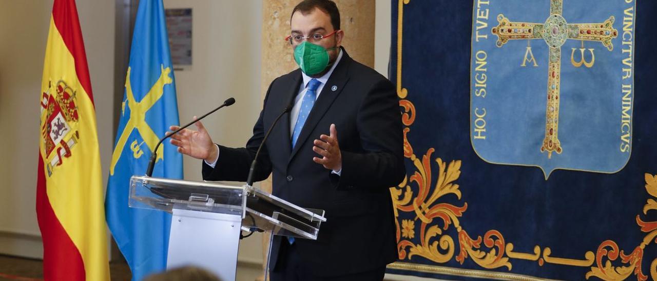 Adrián Barbón, durante un discurso.