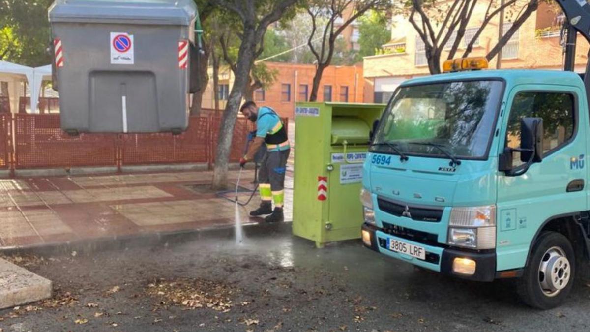 Un operador interviene bajo uno de los contenedores | L.O.