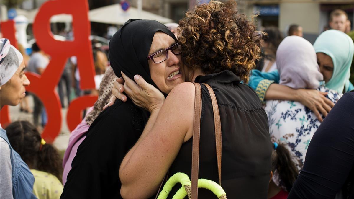 Familiares, amigos y conocidos de los terroristas, se concentraron frente al ayuntamiento de Ripoll, para mostrar su indignación por los atentados. AP/FRANCISCO SECO