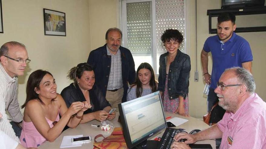 El senador socialista por Ourense, Luis García Mañá (c.), sigue el escrutinio en la sede local. // Iñaki Osorio