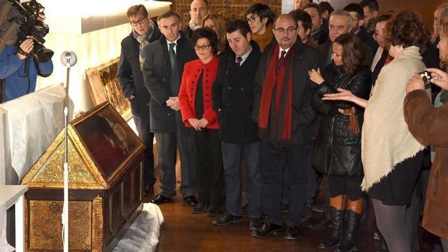El presidente de Aragón, Javier Lambán, durante su visita de hoy junto a la consejera de cultura Mayte Pérez y el alcalde de Villanueva, Ildefonso Salillas, al Monasterio de Sijena.
