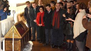 El presidente de Aragón, Javier Lambán, el lunes, junto a la consejera de cultura Mayte Pérez y el alcalde de Villanueva, Ildefonso Salillas, en el Monasterio de Sijena, ante las piezas llegadas del Museu de Lleida.