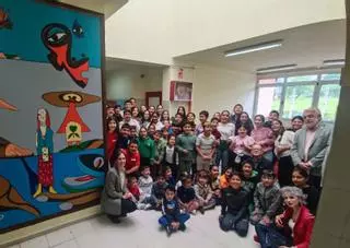 Los estudiantes de La Ribera homenajean al pintor Aurelio Suárez en su "Museín"