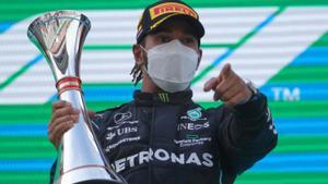 Lewis Hamilton parla a la pista a Hongria