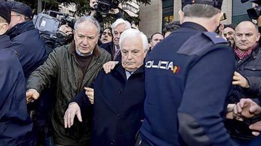 José Luis Baltar llegó al juzgado, en febrero de 2013, entre un tumulto de afines y manifestantes.  // Brais L.