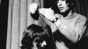 Leslie Cavendish, con George Harrison, que tenía el cabello al menos dos veces más espeso que Paul, a su merced.