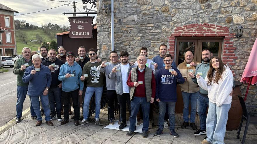 Por la izquierda, delante, Paco Suárez, Pablo Montes, José Montes, Javi Hortal, David Suárez, Pablo Sánchez, José Antonio Montequín, Pablo León, Mario León y Lara Nosti. Por la izquierda, detrás, Fernando Fernández, Marcos García,  Antico Suárez, Efrén Morales, Óscar Hortal, Antonio Marañón y  Mario Nosti. |